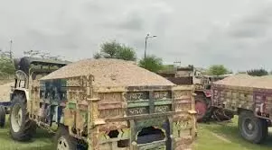 कोठारी नदी में दबिश, बजरी भरी 5 ट्रैक्टर ट्रॉली जब्त, माफिया फरार कोठारी नदी में दबिश, बजरी भरी 5 ट्रैक्टर ट्रॉली जब्त, माफिया फरार