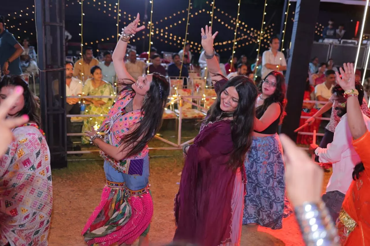 जयकारा-2025 : चित्तौड़गढ़ में गरबे की धूम, युगल डांडिया प्रतियोगिता में 240 प्रतिभागी, पंडाल पड़ा छोटा जयकारा-2025 : चित्तौड़गढ़ में गरबे की धूम, युगल डांडिया प्रतियोगिता में 240 प्रतिभागी, पंडाल पड़ा छोटा