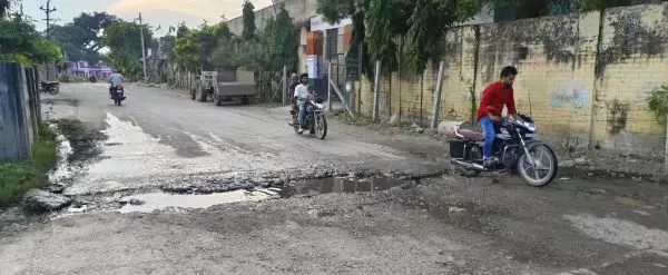 हमीरगढ़ नगर पालिका क्षेत्र में लापरवाही से आमजन परेशान, सड़क के बीच गहरी नालियां हादसों का सबब