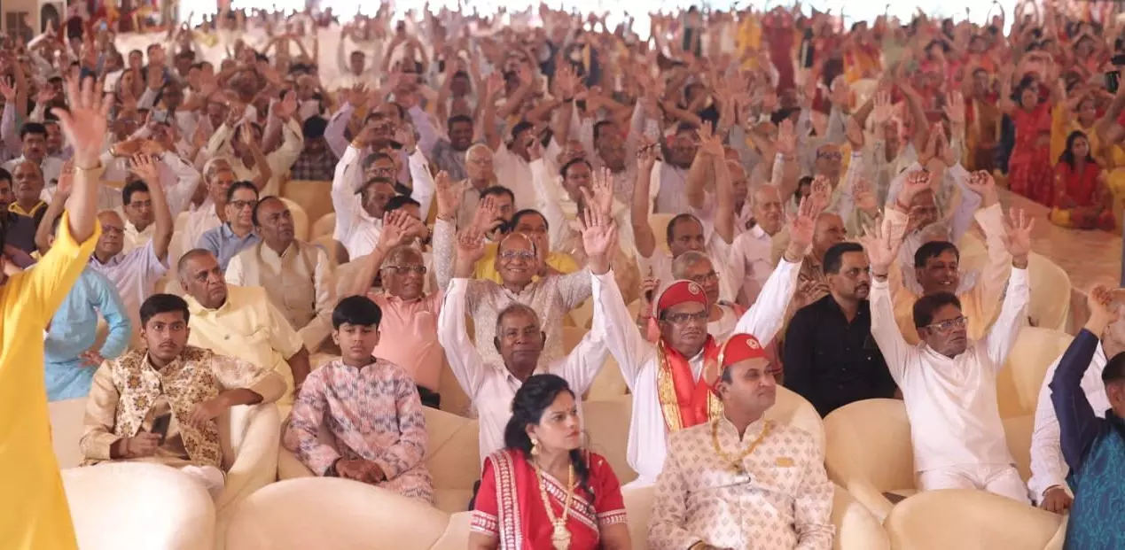 तीर्थंकर बालक को सुमेरु पर्वत पर गाजे-बाजे के साथ ले जाकर 1008 कलशों से किया जन्माभिषेक