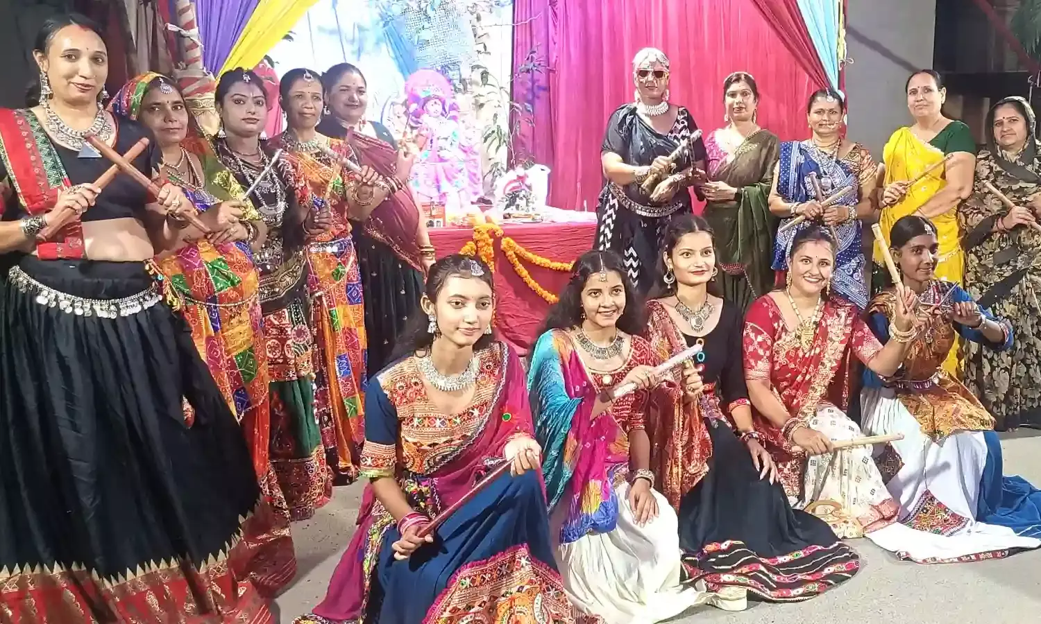 लक्ष्मीविहार में गरबा पोषाक में थिरके कॉलोनीवासी