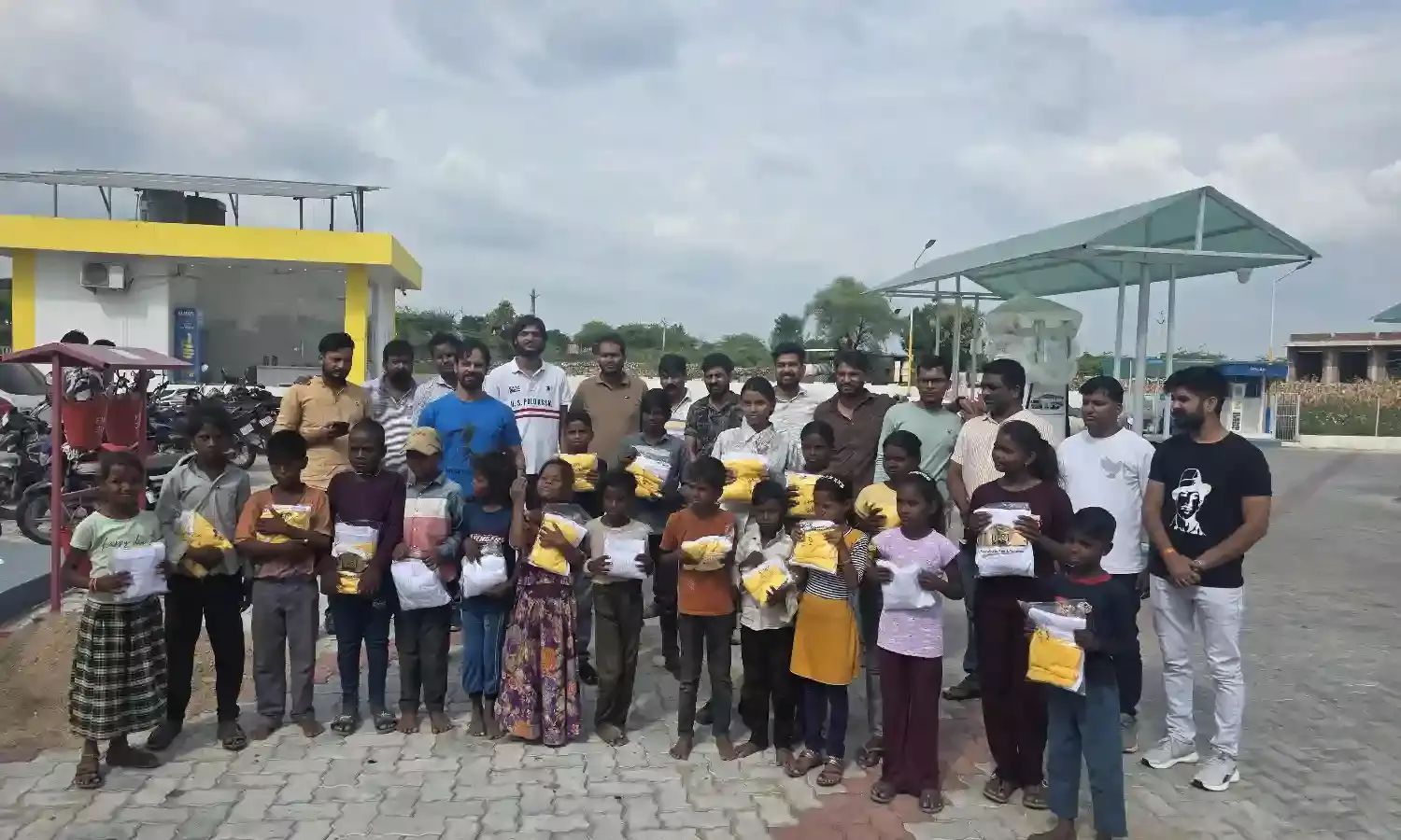 विधालयी बच्चों को टी शर्ट वितरीत