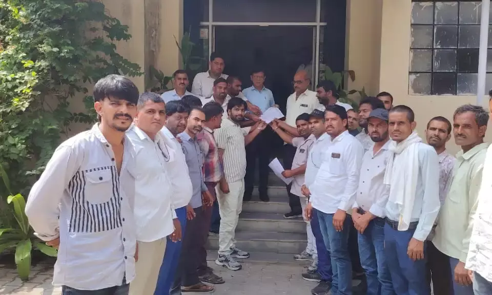 ग्राम सेवा सहकारी समितियों के कर्मचारियों ने मांगो को लेकर मुख्यमंत्री के नाम ज्ञापन सौंपा ग्राम सेवा सहकारी समितियों के कर्मचारियों ने मांगो को लेकर मुख्यमंत्री के नाम ज्ञापन सौंपा