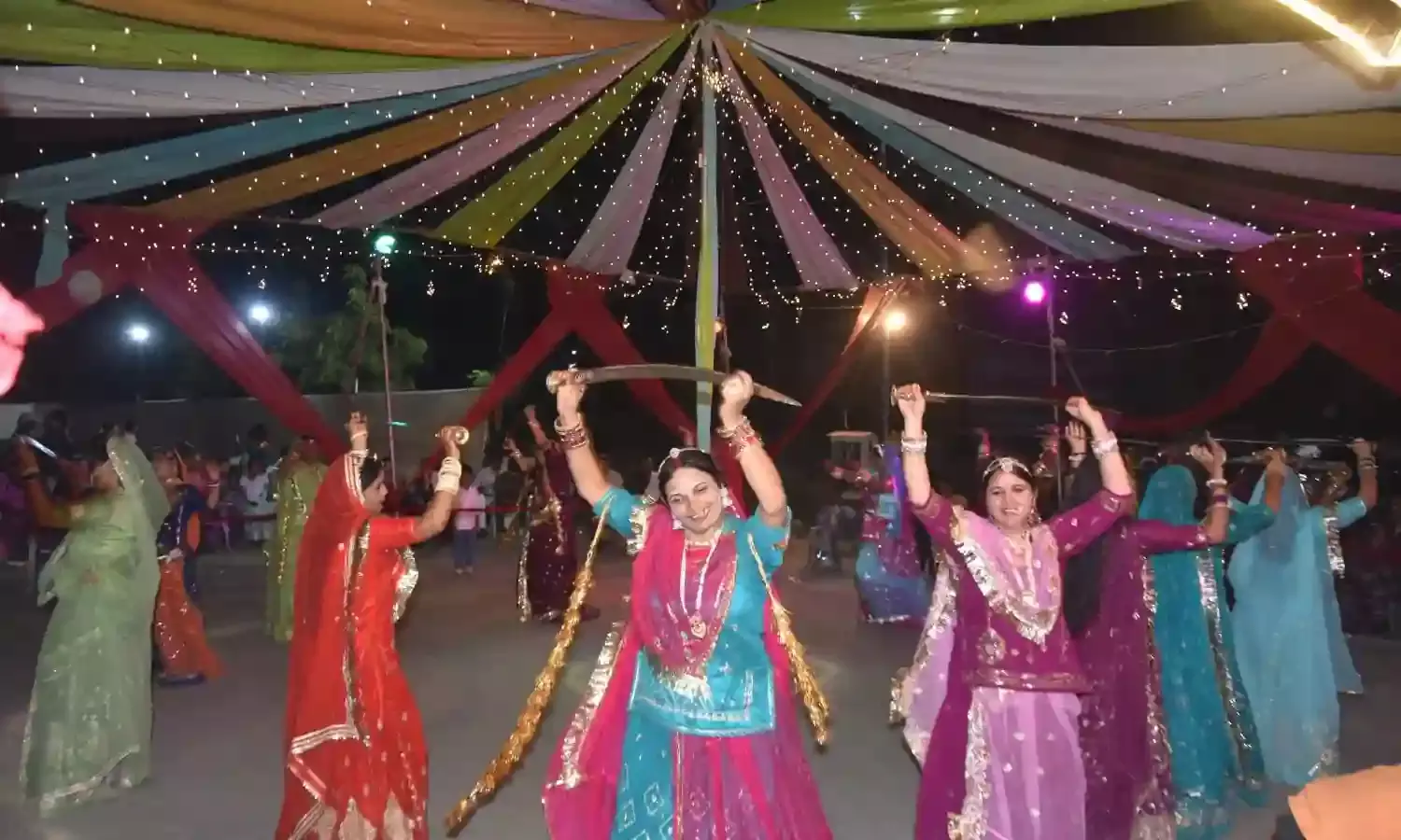 नारी शक्ति ने लिया आत्मरक्षा के लिए हाथों में उठाई तलवारें