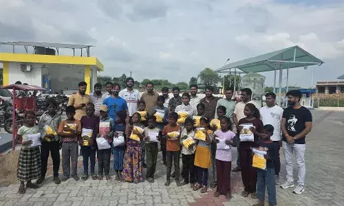 विधालयी बच्चों को टी शर्ट वितरीत