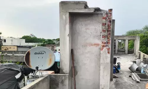 मकान पर गिरी आकाशीय बिजली, बड़ा हादसा होने से टला मकान पर गिरी आकाशीय बिजली, बड़ा हादसा होने से टला