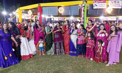 गरबा महोत्सव में पारंपरिक गीतों पर खेला गरबा, खनकाए डांडिया