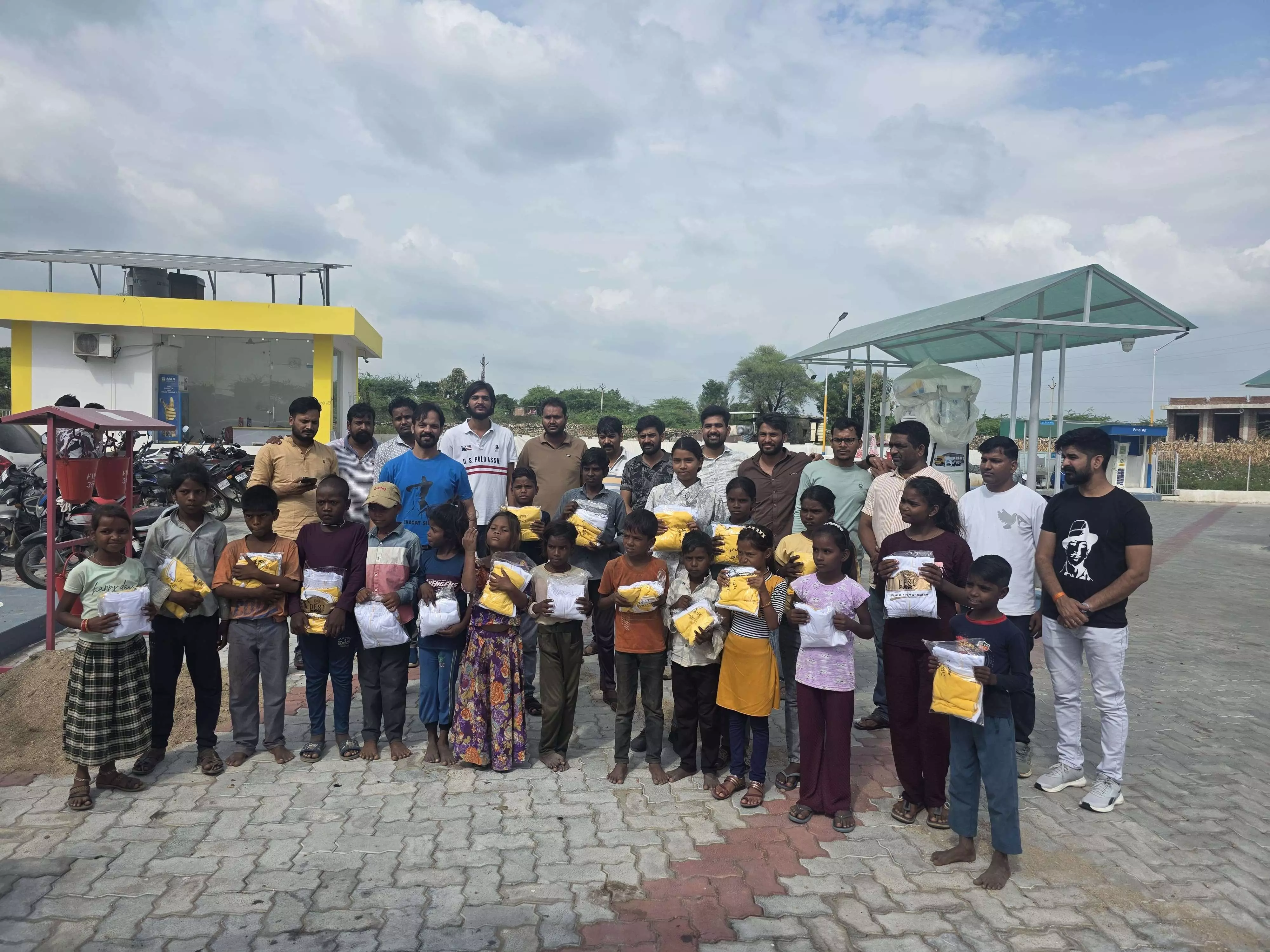 विधालयी बच्चों को टी शर्ट वितरीत