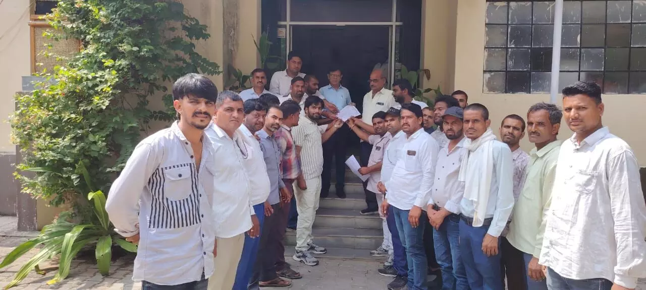 ग्राम सेवा सहकारी समितियों के कर्मचारियों ने मांगो को लेकर  मुख्यमंत्री के नाम ज्ञापन सौंपा