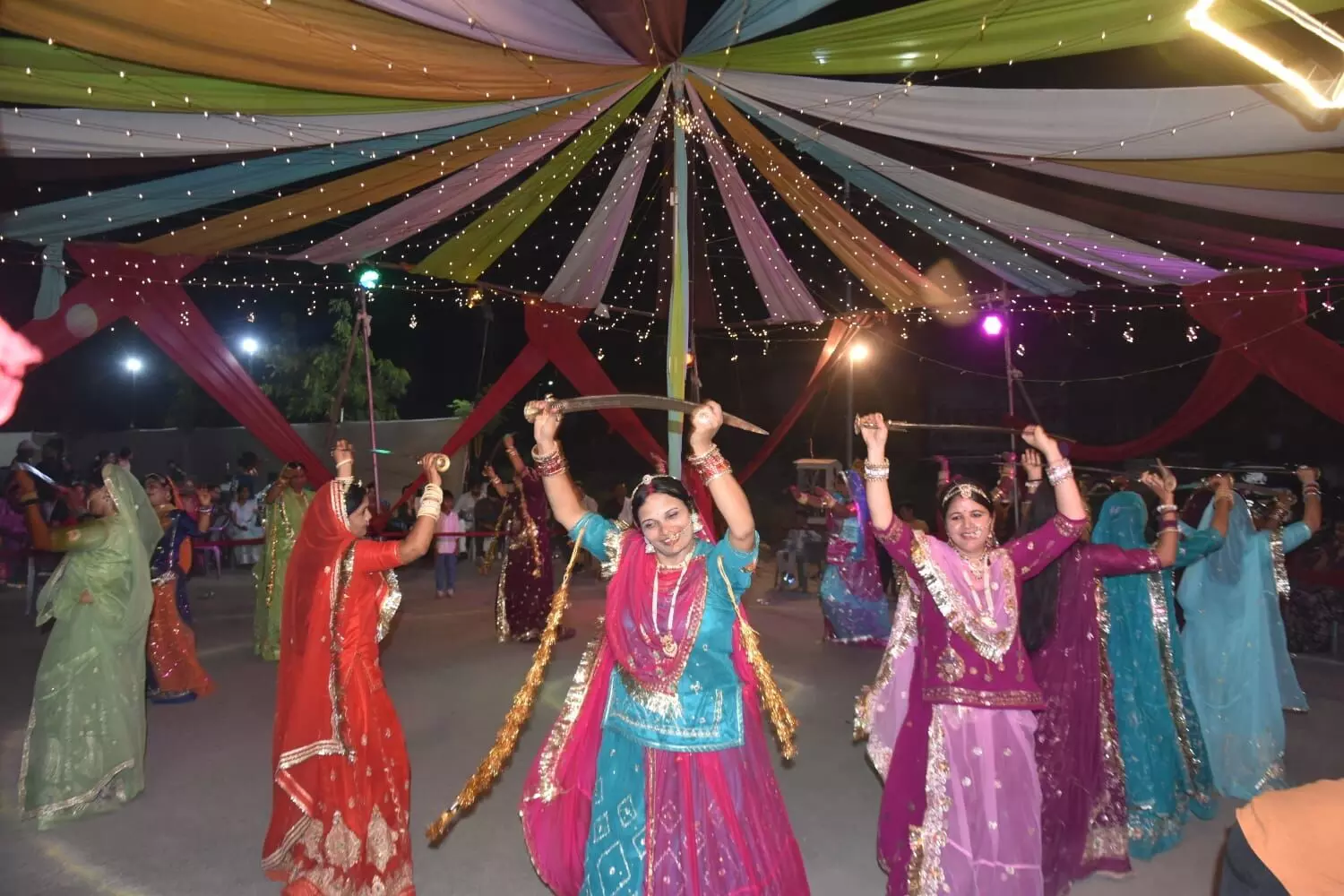 नारी शक्ति ने लिया आत्मरक्षा के लिए हाथों में उठाई तलवारें नारी शक्ति ने लिया आत्मरक्षा के लिए हाथों में उठाई तलवारें