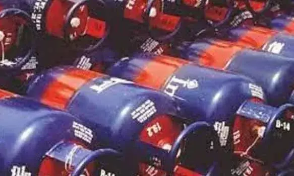 कमर्शियल गैस सिलेंडर के घट सकते दाम, 30 से 50 रुपए की कमी संभव