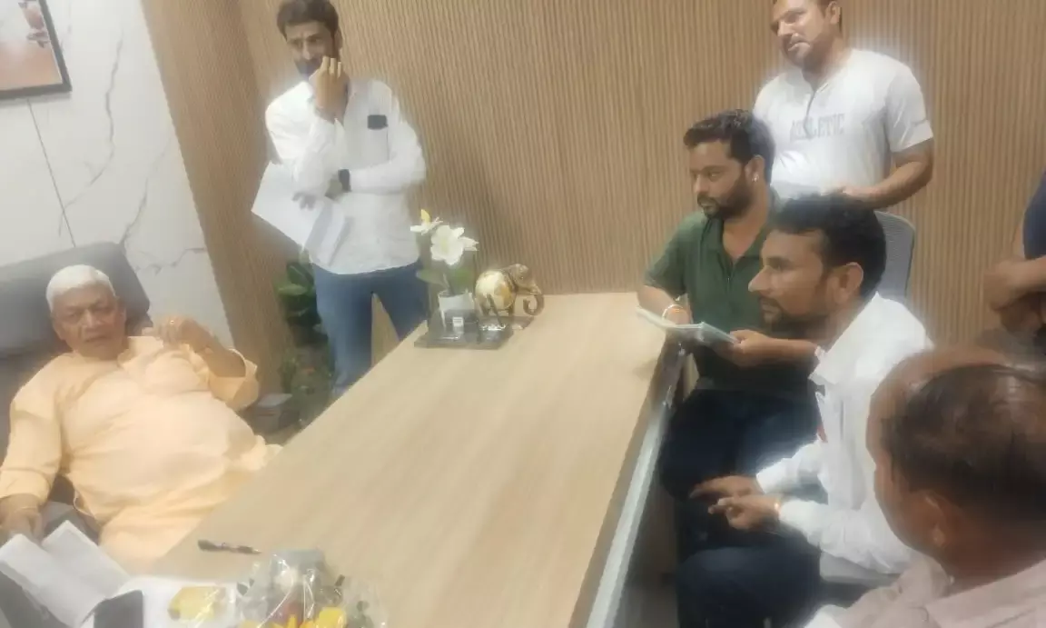 नीमखेड़ा अंडर ब्रिज की जलभराव समस्या के स्थाई समाधान की मांग, ग्रामीणों ने सांसद को सौंपा ज्ञापन