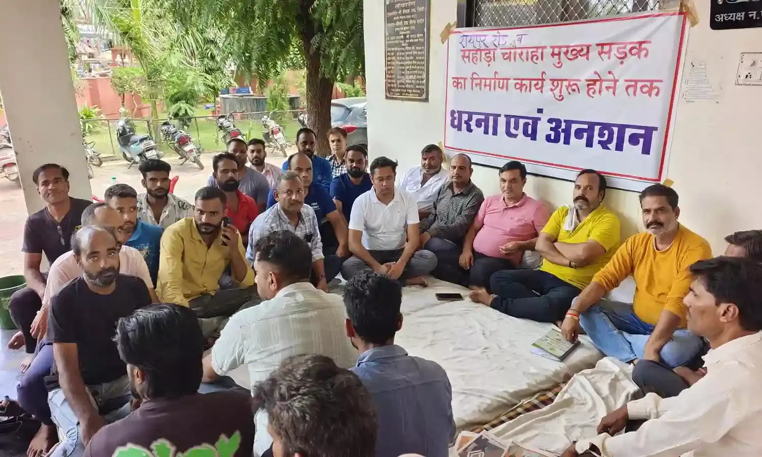 गंगापुर नगर पालिका में दूसरे दिन भी आमरण अनशन जारी गंगापुर नगर पालिका में दूसरे दिन भी आमरण अनशन जारी