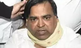 जेल में सपा के पूर्व मंत्री गायत्री प्रजापति परकैदी ने कैंची से हमला किया, सिर में लगे 6 टांके