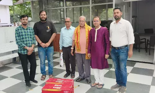 दानदाताओं ने गौ ग्रास रथ के संचालन हेतु बैटरी की भेंट दानदाताओं ने गौ ग्रास रथ के संचालन हेतु बैटरी की भेंट