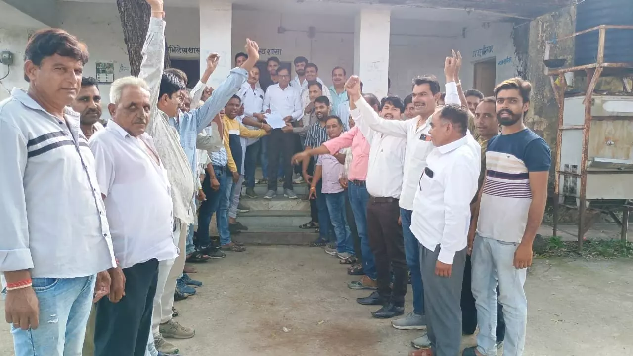 रामलीला मंच के लिए गलत टिप्पणी करने पर कार्रवाई की मांग, दिया ज्ञापन