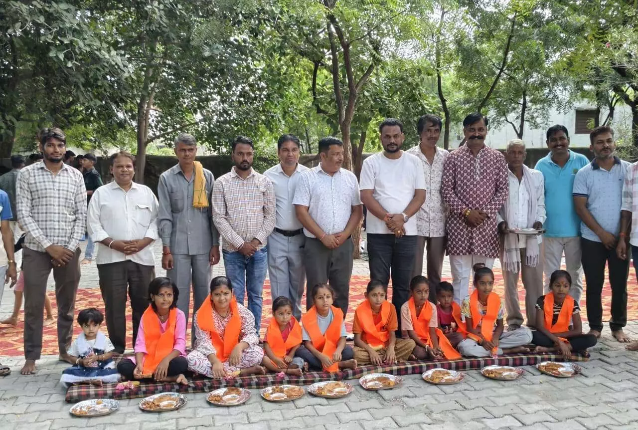 दुर्गा अष्टमी पर 501 कन्याओं का पूजन कर भोजन कराया