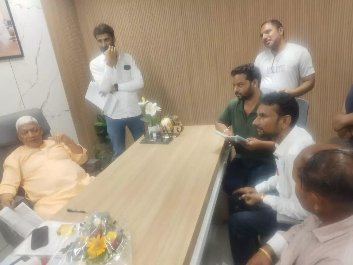 नीमखेड़ा अंडर ब्रिज की जलभराव समस्या के स्थाई समाधान की मांग, ग्रामीणों ने सांसद को सौंपा ज्ञापन