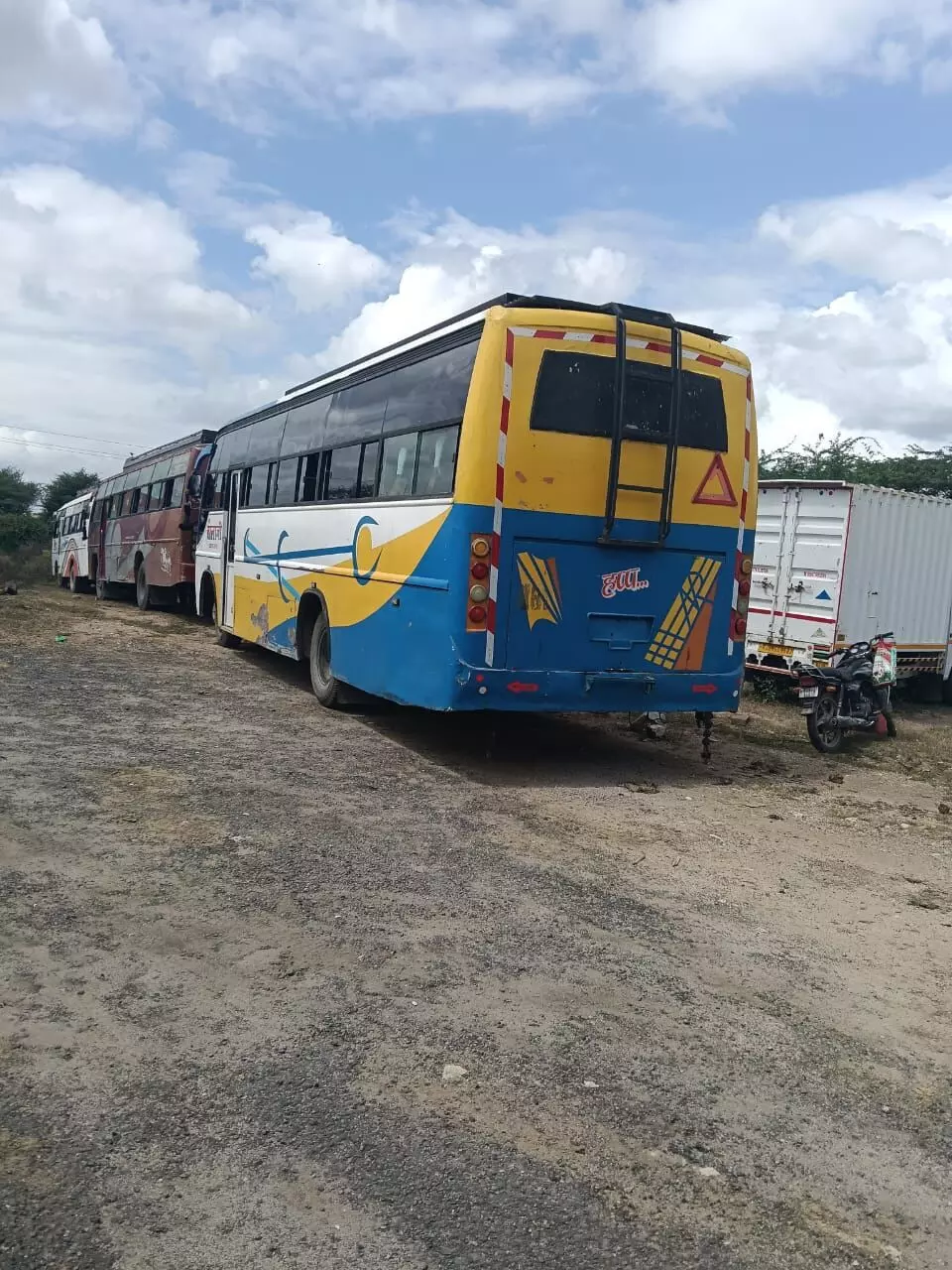 भीलवाड़ा हलचल की खबर का असर-एक ही नंबर की दो बसों सहित 7 बसें जब्त, मचा हडक़ंप भीलवाड़ा हलचल की खबर का असर-एक ही नंबर की दो बसों सहित 7 बसें जब्त, मचा हडक़ंप