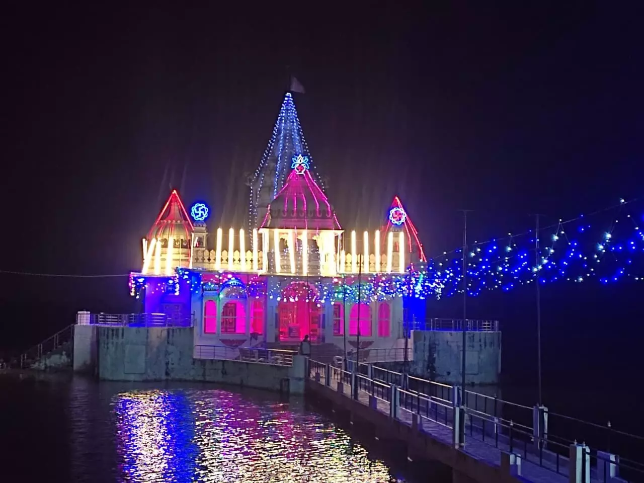 चावंडिया में तालाब के पानी के बीच बिराजी चामुंडा माता, तालाब के पानी से कटती कई बिमारियां