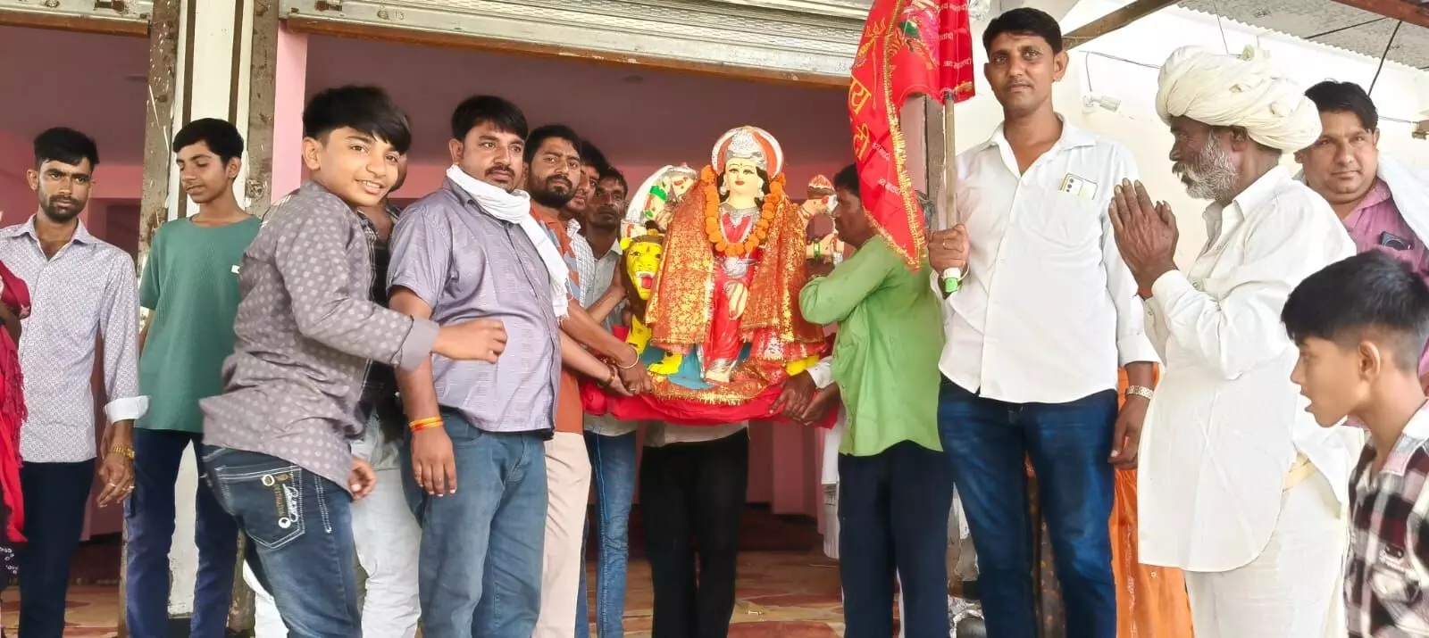 माता जी की प्रतिमा का किया विसर्जन, भंडारा पूर्ण