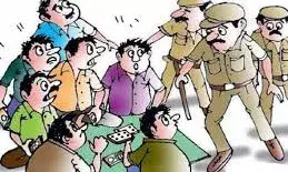 केबीन के पास टपरी में ताश पत्तों पर लगा रहे थे दांव, पुलिस ने नौ जुआरियों को किया गिरफ्तार