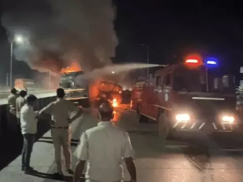 ट्रक-ट्रेलर भिड़ंत के बाद लगी भीषण आग, ट्रेलर ड्राइवर जिंदा जला