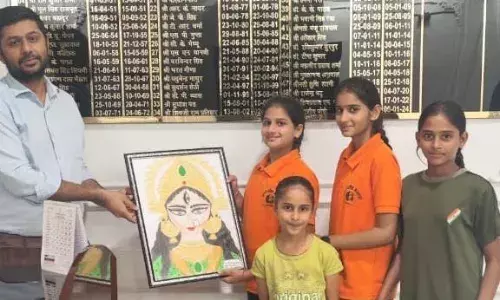 महानवमी पर कन्याओं ने जिलाधीश को भेंट किया मां दुर्गा का छायाचित्र