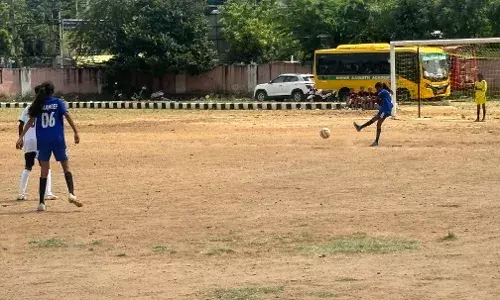 जिला स्तरीय फुटबॉल प्रतियोगिता का दूसरा दिन-कुछ खिलाड़ियों के चेहरों पर जीत की खुशी तो कुछ में हार की निराशा आई नजर