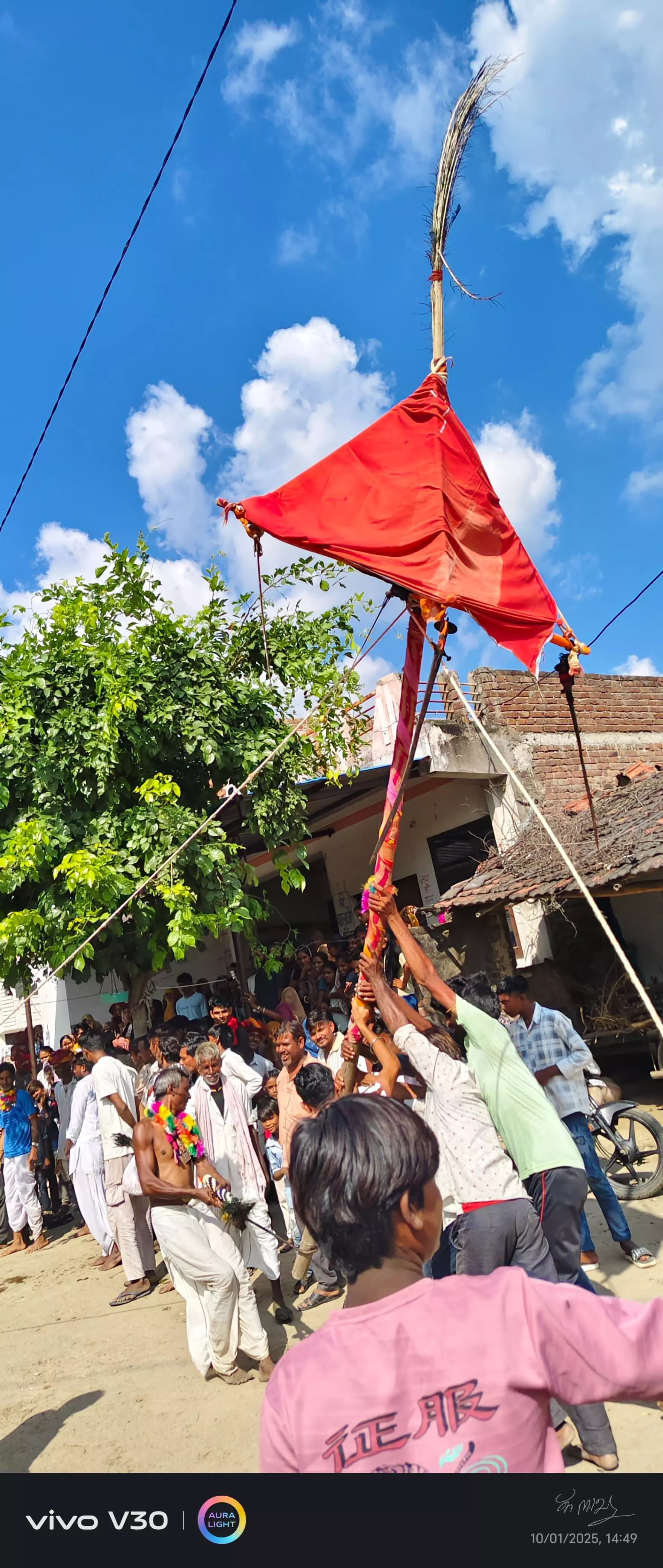 तस्वारियाखुर्द में माता जी के नेजा की शोभायात्रा निकाली तस्वारियाखुर्द में माता जी के नेजा की शोभायात्रा निकाली
