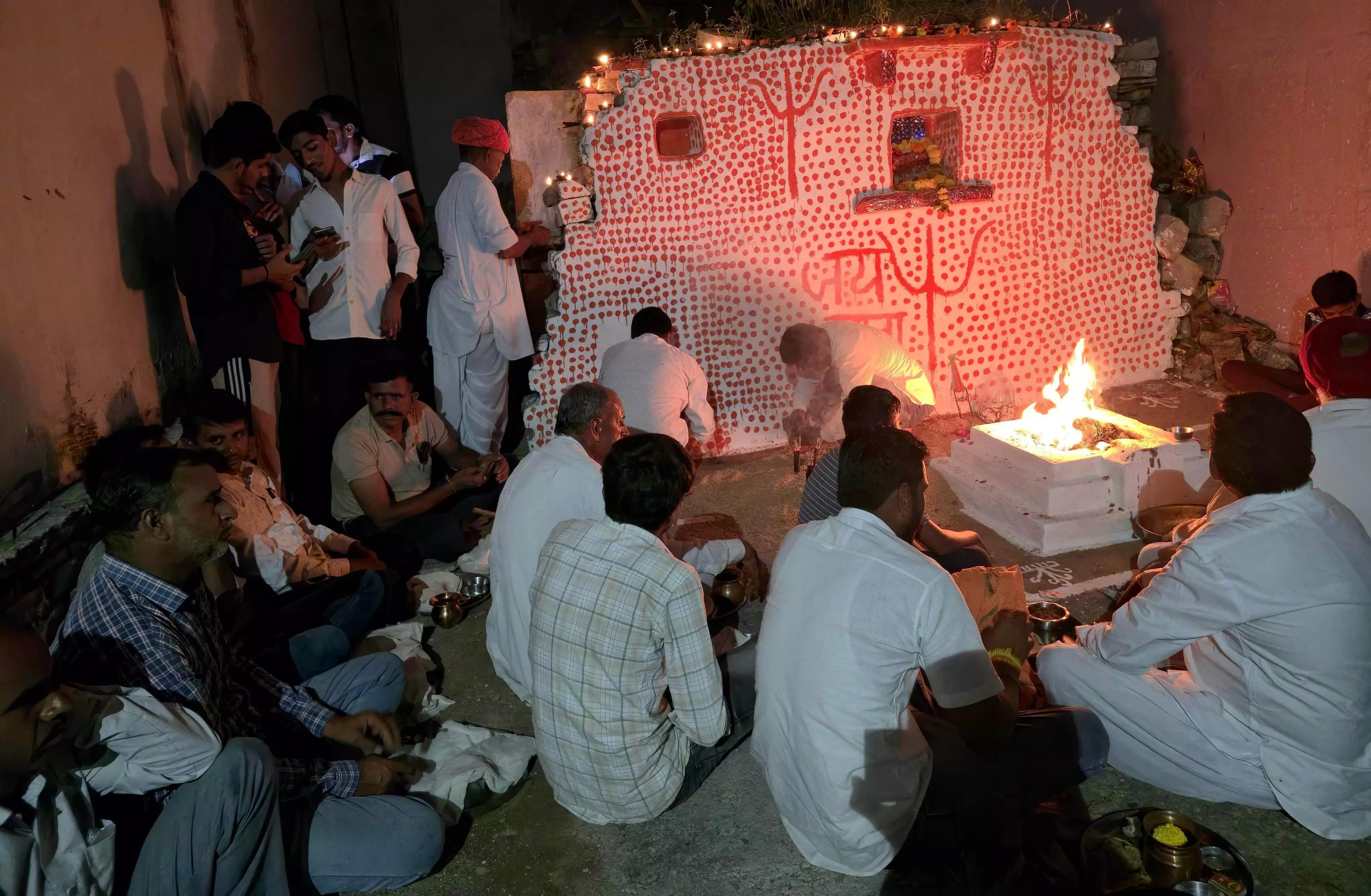 बोराखेड़ी में दुर्गा अष्टमी पर मेनारिया वोरा परिवारों ने निभाई सात सौ वर्ष पुरानी परंपरा बोराखेड़ी में दुर्गा अष्टमी पर मेनारिया वोरा परिवारों ने निभाई सात सौ वर्ष पुरानी परंपरा