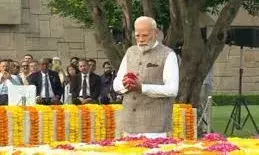 पीएम और राष्ट्रपति ने राजघाट पर बापू को दी श्रद्धांजलि