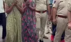 आरोपियों को ‘गाउन’ पहनाकर निकाला जुलूस, आधा गंजा कर घुमाया गांव में