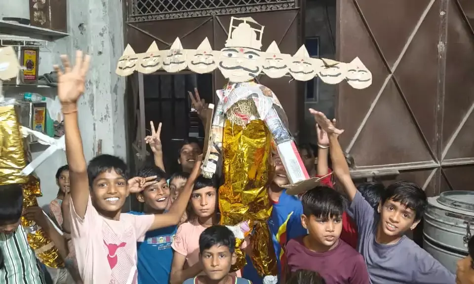 नन्हे मुन्हें बालकों ने किया रावण दहन