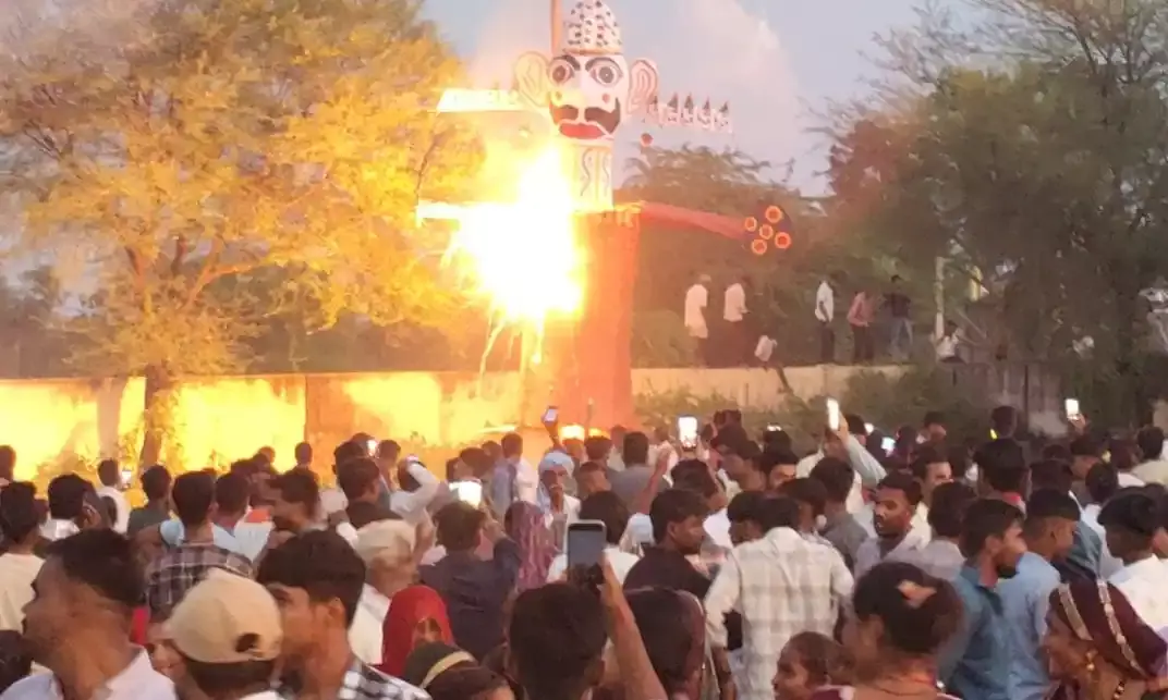 गेंदलिया में पैतीस फिट रावण दहन , धु धु कर जली बुरायी ,मेले में उमड़ी भीड़