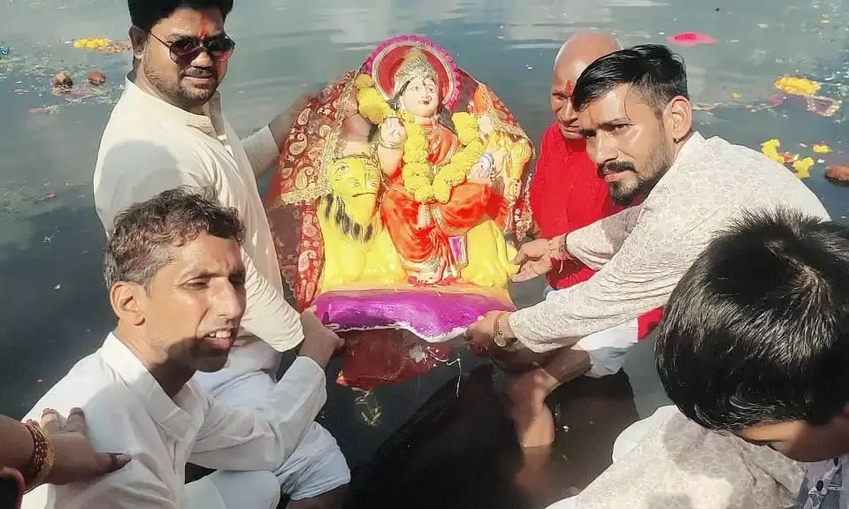 महेश नगर रेजिडेंसीयल सोसाइटी ने मूर्ति विसर्जन की