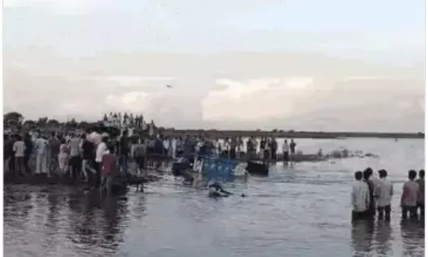 माता प्रतिमा विसर्जन के लिए जा रहा  ट्रैक्टर नदी में गिरा ,डूबने से 12 लोगों की मौत