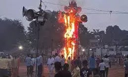 दशहरा पर्व में अफरा-तफरी: फोटोग्राफर झुलसा, हाथी बेकाबू और पुतले गिरे**