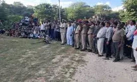 दशहरा: बंदूकों और पत्थरों से रावण का अनोखा वध