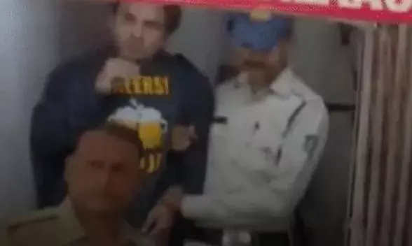 होटल में हिंदू लड़कियों के साथ पकड़ाए दो मुस्लिम युवक, हिंदू संगठन ने पहले पीटा फिर पुलिस को सौंपा