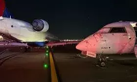 न्यूयॉर्क एयरपोर्ट पर हादसा: रनवे पर दो विमान टकराए, यात्री घायल