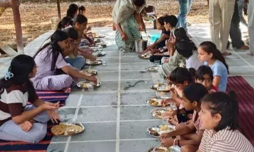 माणिक्य नगर पार्क में 201 कन्याओं को पूजन कर कराया भोजन