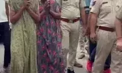 आरोपियों को ‘गाउन’ पहनाकर निकाला जुलूस, आधा गंजा कर घुमाया गांव में