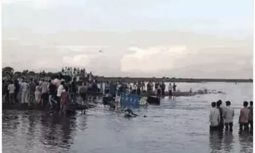 माता प्रतिमा विसर्जन के लिए जा रहा  ट्रैक्टर नदी में गिरा ,डूबने से 12 लोगों की मौत