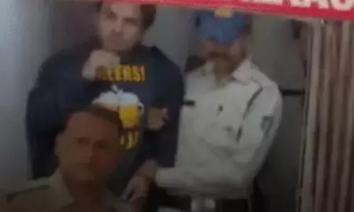 होटल में हिंदू लड़कियों के साथ पकड़ाए दो मुस्लिम युवक, हिंदू संगठन ने पहले पीटा फिर पुलिस को सौंपा