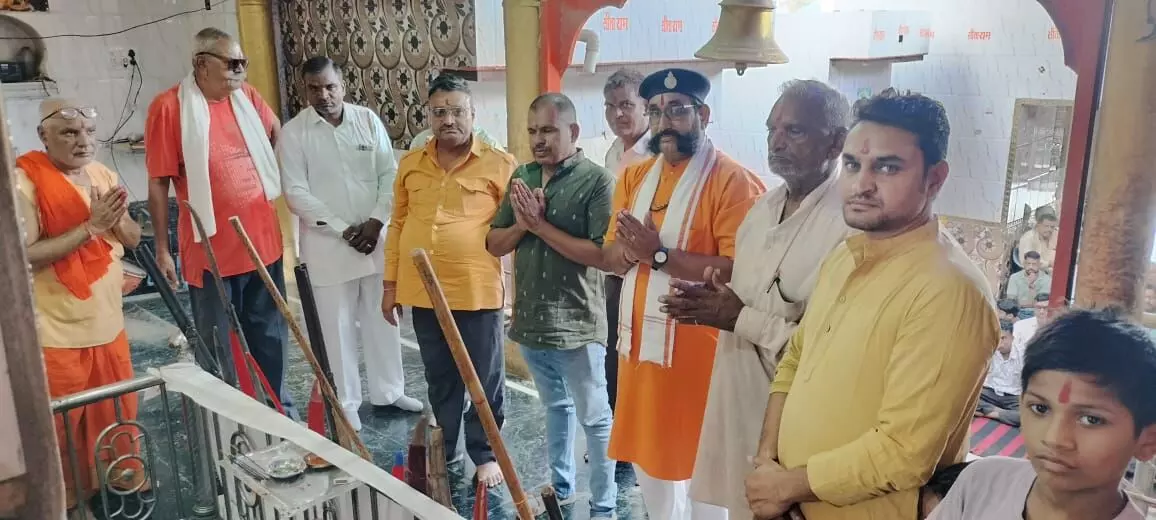 शस्त्र से ही शास्त्र की रक्षा होगी” - सीताराम बाबा, दशहरे पर हिंदू जागरण मंच ने किया शस्त्र पूजन शस्त्र से ही शास्त्र की रक्षा होगी” - सीताराम बाबा, दशहरे पर हिंदू जागरण मंच ने किया शस्त्र पूजन