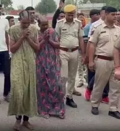 आरोपियों को ‘गाउन’ पहनाकर निकाला जुलूस, आधा गंजा कर घुमाया गांव में आरोपियों को ‘गाउन’ पहनाकर निकाला जुलूस, आधा गंजा कर घुमाया गांव में