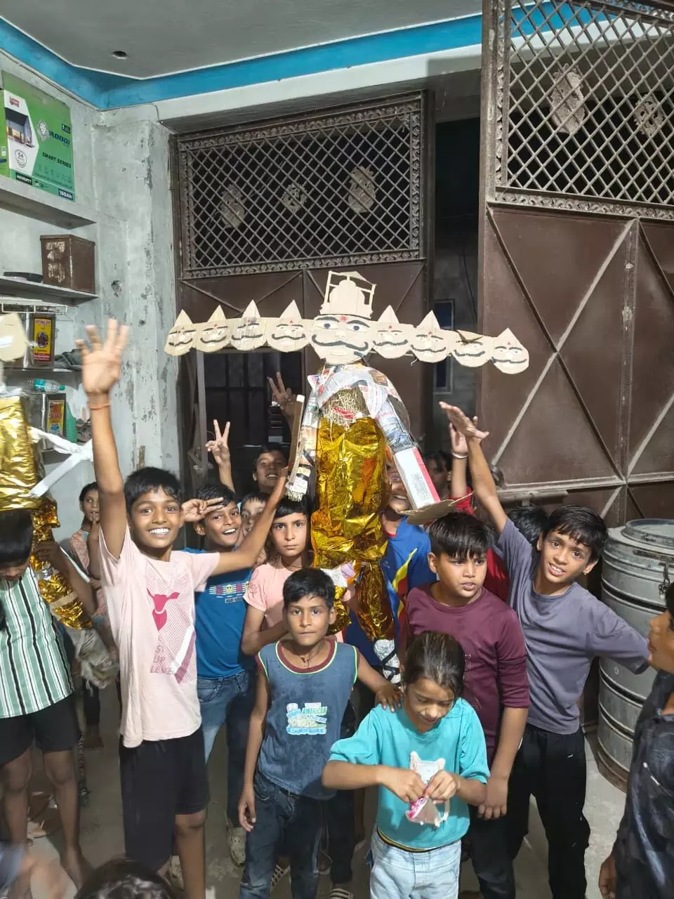 नन्हे मुन्हें बालकों ने किया रावण दहन