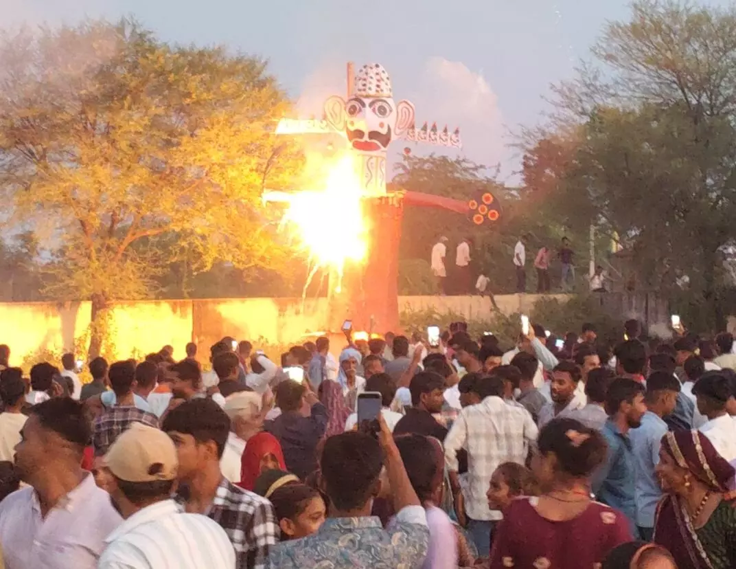 गेंदलिया में पैतीस फिट रावण दहन , धु धु कर जली बुरायी ,मेले में उमड़ी भीड़