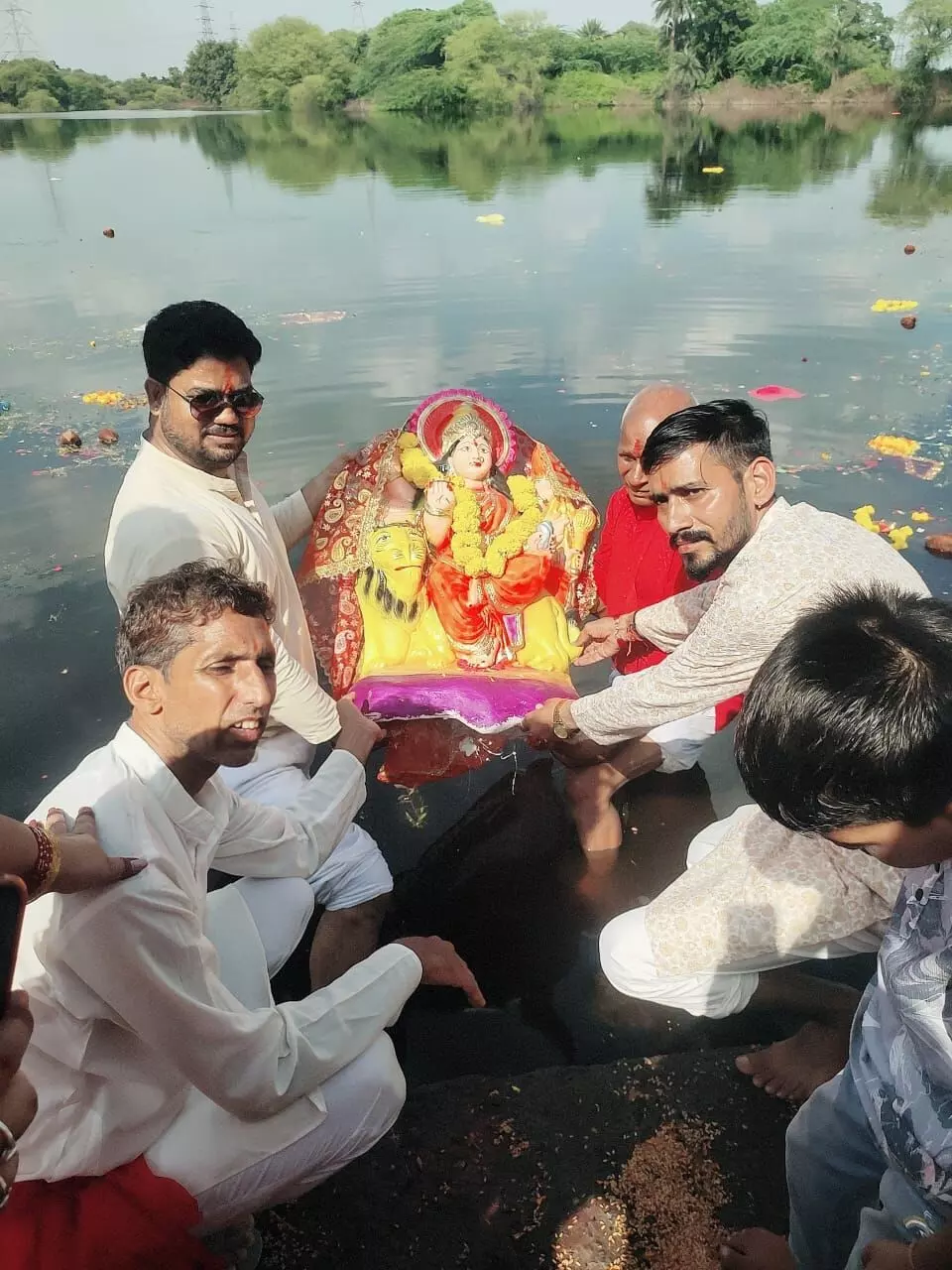 महेश नगर रेजिडेंसीयल सोसाइटी ने मूर्ति विसर्जन की